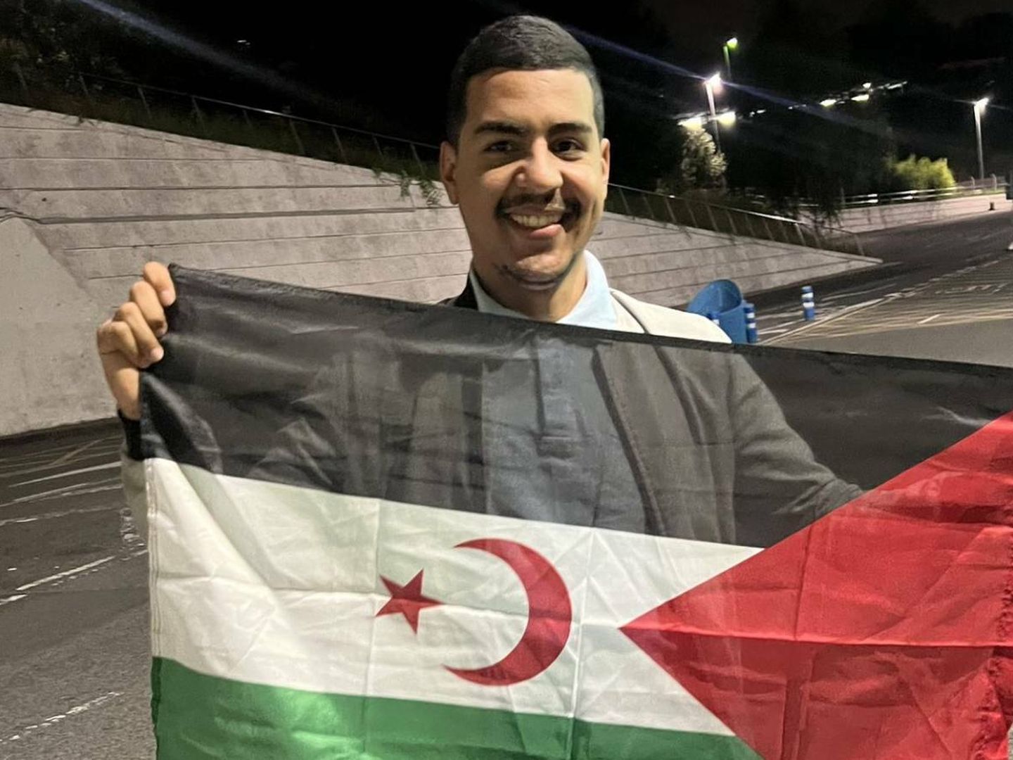 Youssef El Mahmoudi posa con la bandera del Sáhara Occidental. (Twitter)