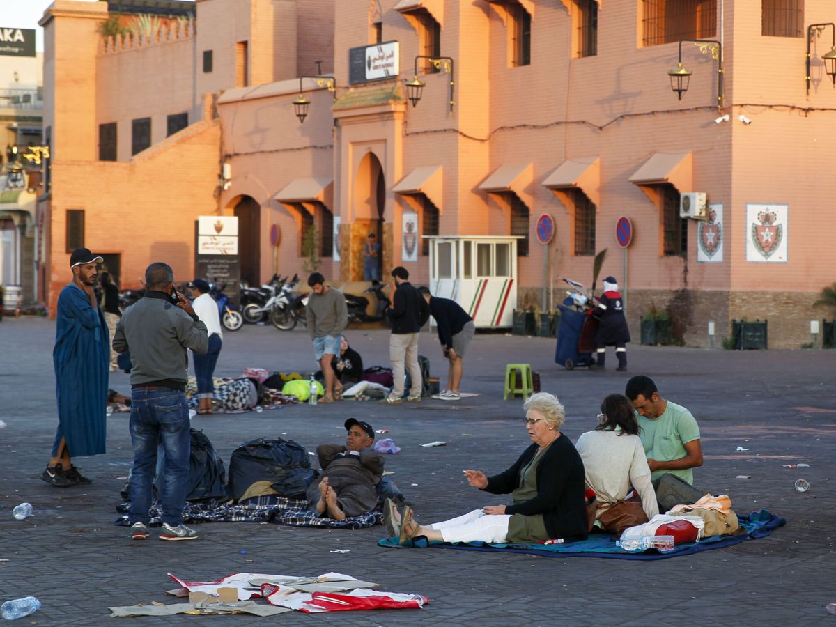 Foto: Varias personas descansan en medio de una calle de Marrakech. (EFE/María Traspaderne)