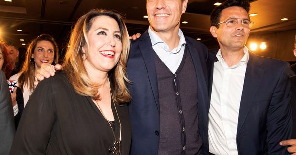 Foto: Pedro Sánchez, con la expresidenta de la Junta, Susana Díaz, y el alcalde de Granada, Paco Cuenca, este lunes en la ciudad andaluza. (EFE)