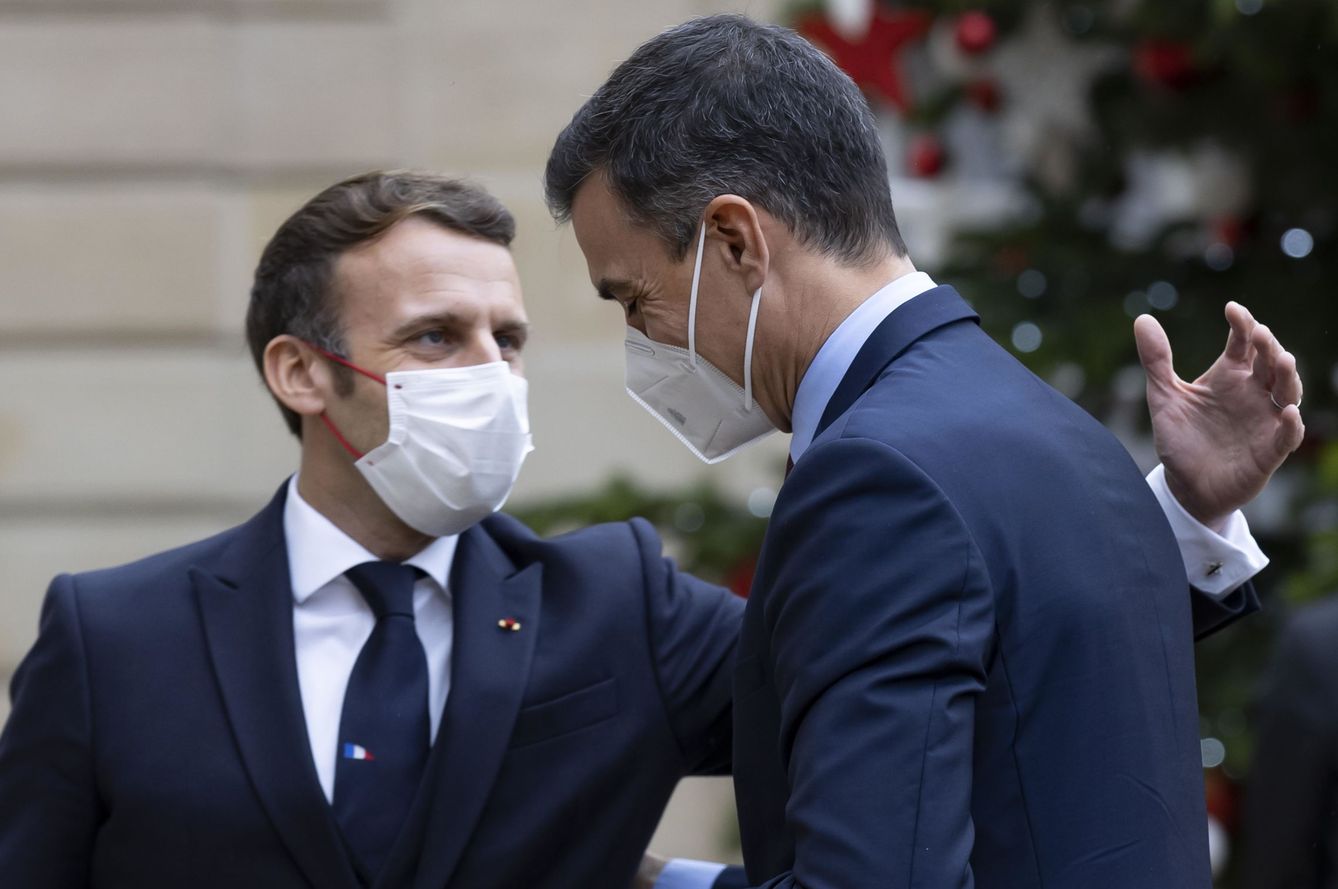 Macron hace un gesto de abrazar a Sánchez en París. (EFE)