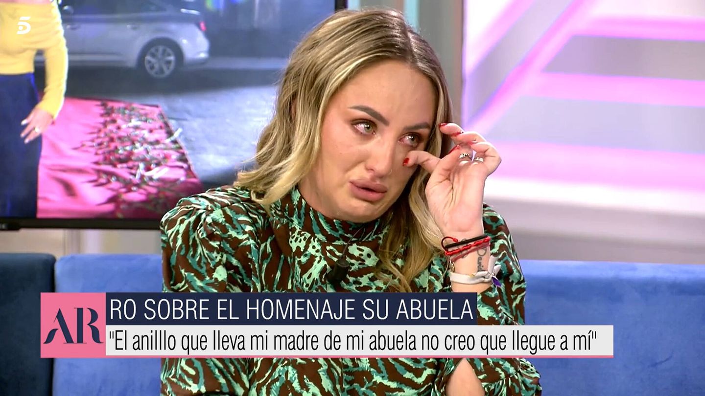 Rocío Flores, secándose las lágrimas. (Mediaset)