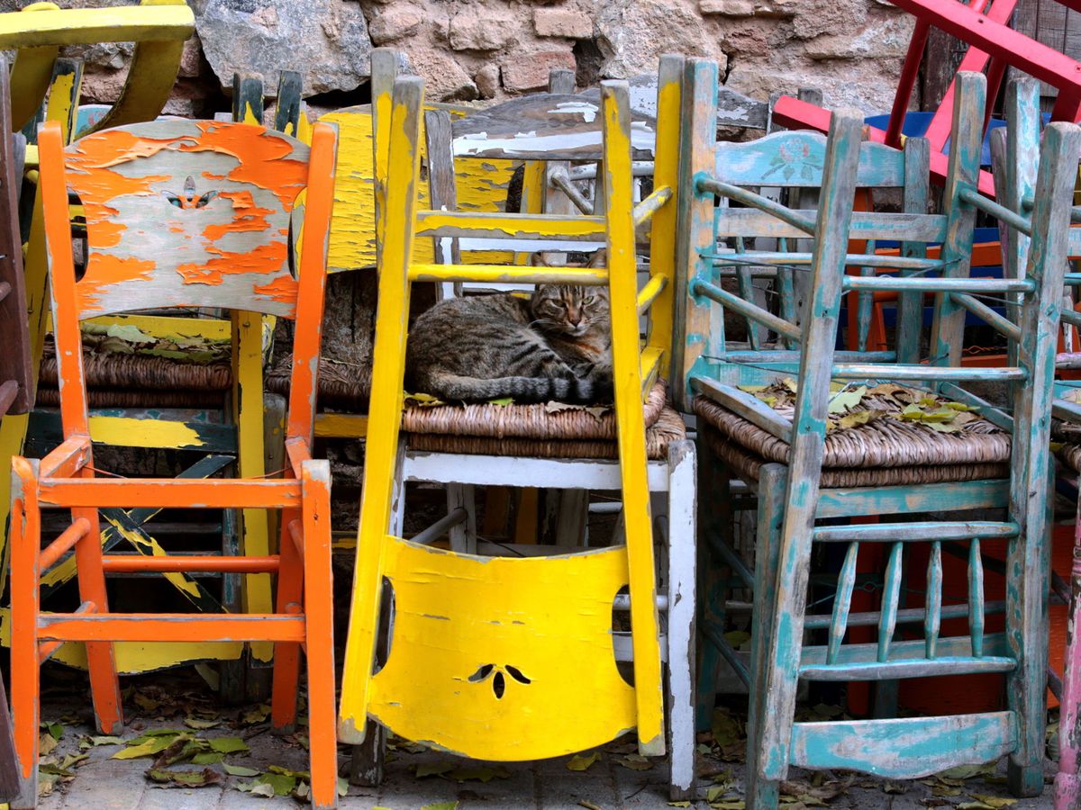Foto: Unas sillas en Atenas (EFE)