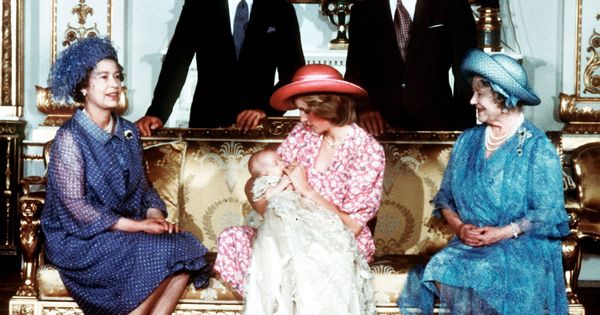 Foto: Diana de Gales con su hijo Harry recién nacido y acompañada de parte de la familia real. (Cordon Press)