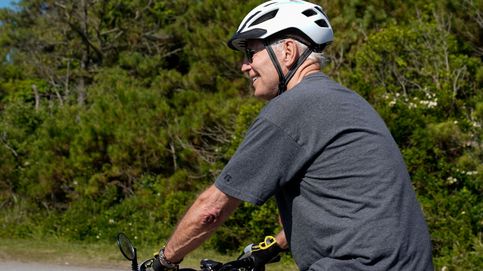 Biden sufre una caida durante un paseo en bicicleta en Delaware