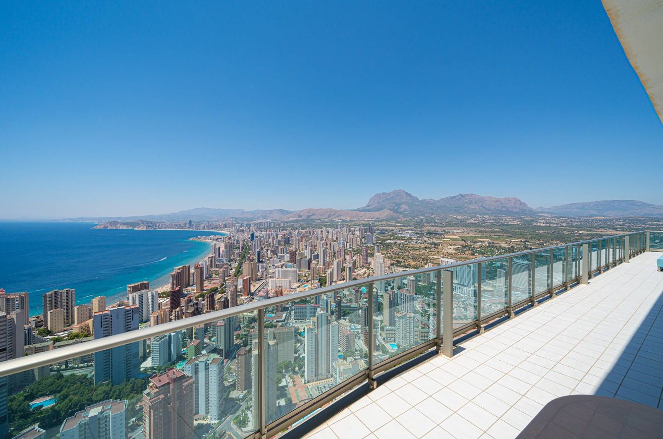 Vista desde el ático de Torre Lúgano, a la venta por casi 900.000 euros. (Engel & Völkers)
