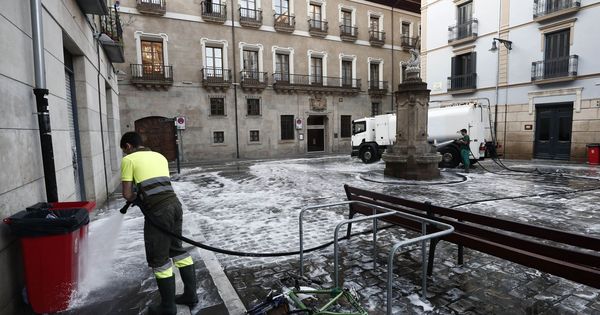 Foto: Servicios de limpieza operando en Pamplona. (EFE)