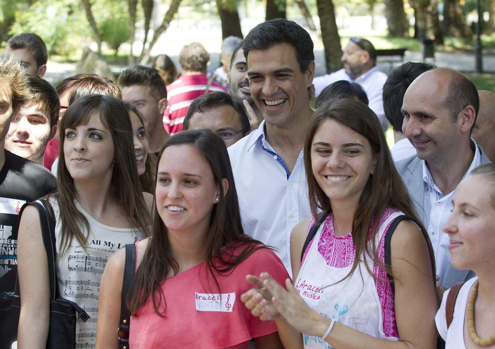 Foto: Pedro Sánchez, con simpatizantes de Málaga. (Efe)