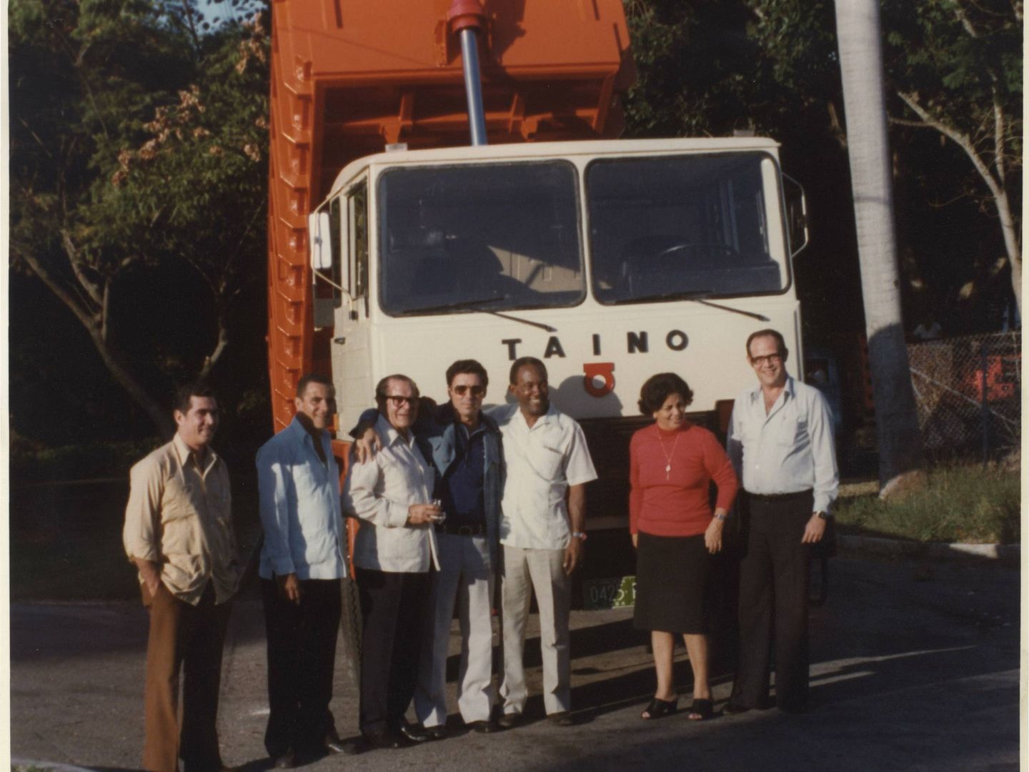Eduardo Barreiros y colaboradores delante de un camión Taino. (Fundación Eduardo Barreiros)