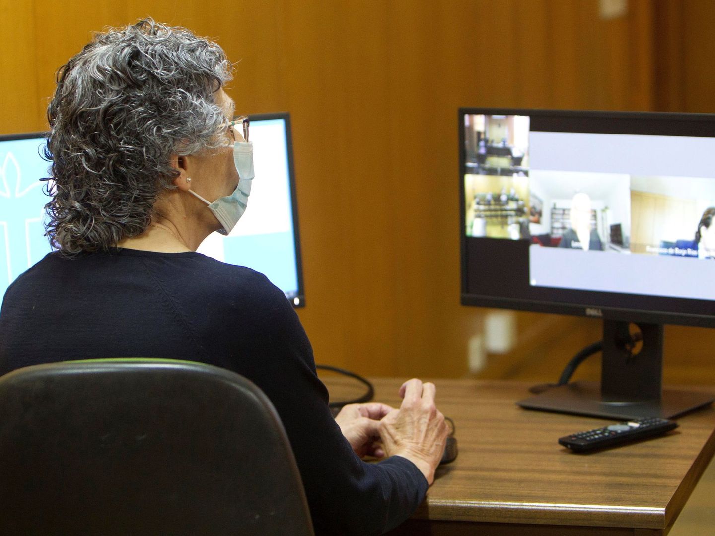 La secretaria de juzgado durante el primer juicio plenamente telemático en el Juzgado de lo Social número 2 en Vigo, este lunes. Durante el juicio, los abogados entrarán por videollamada en una sala virtual. (Foto: EFE)