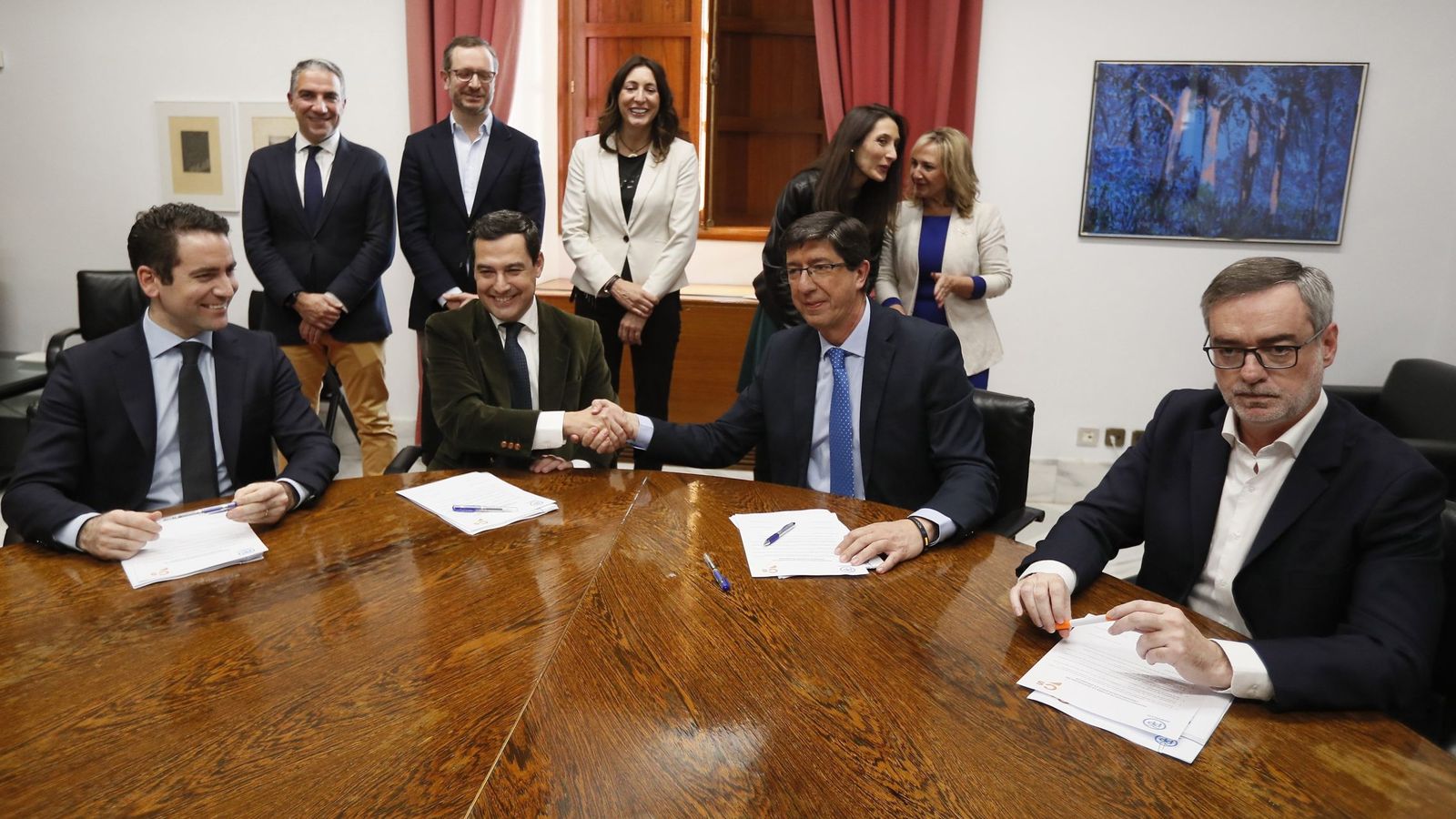Foto: El presidente andaluz del Partido Popular, Juanma Moreno (2i), y el de Ciudadanos, Juan Marín (2d), estrechan las manos durante la reunión en el Parlamento de Andalucía. (EFE)