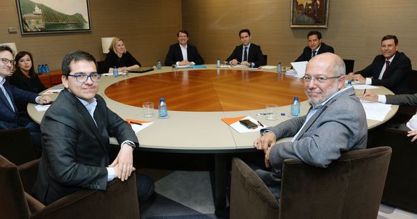 Foto: El candidato del PP Alfonso Fernández Mañueco (i) se reúne con el equipo negociador de Ciudadanos. (EFE)