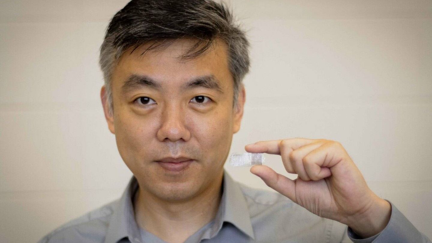 El profesor Wang mostrando su implante. (Jason Daley/UW–Madison)