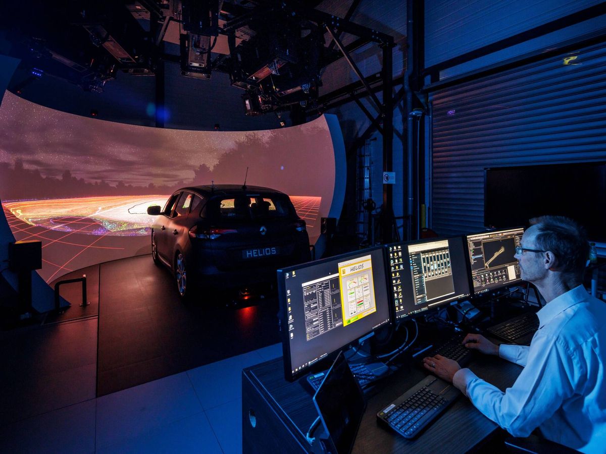Foto: Un técnico, en el simulador de conducción inmersiva ROADS. (Renault Group)