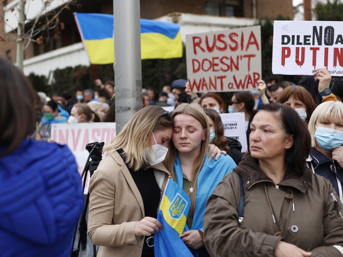 Foto: Ucranianos, en la protesta frente a la embajada rusa en Madrid un día después de la invasión. (EFE/Rodrigo Jiménez)