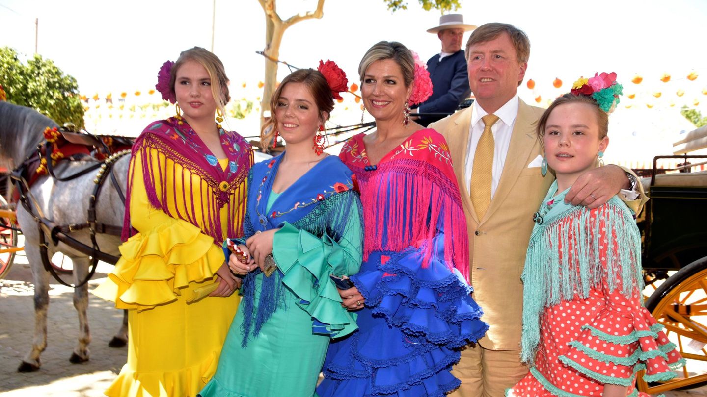 Los reyes de los Países Bajos y sus hijas, en Sevilla en 2019. (EFE/Juan Alonso)