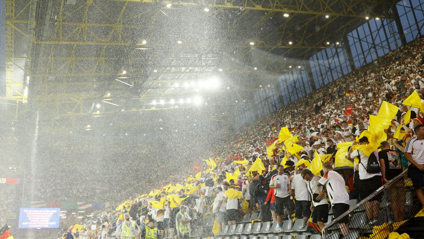Soccer Football - Euro 2024 - Round of 16 - Germany v Denmark - Dortmund BVB Stadion, Dortmund, Germany - June 29, 2024 Germany fans react to the rain as the match is stopped due to adverse weather conditions REUTERS Leon Kuegeler