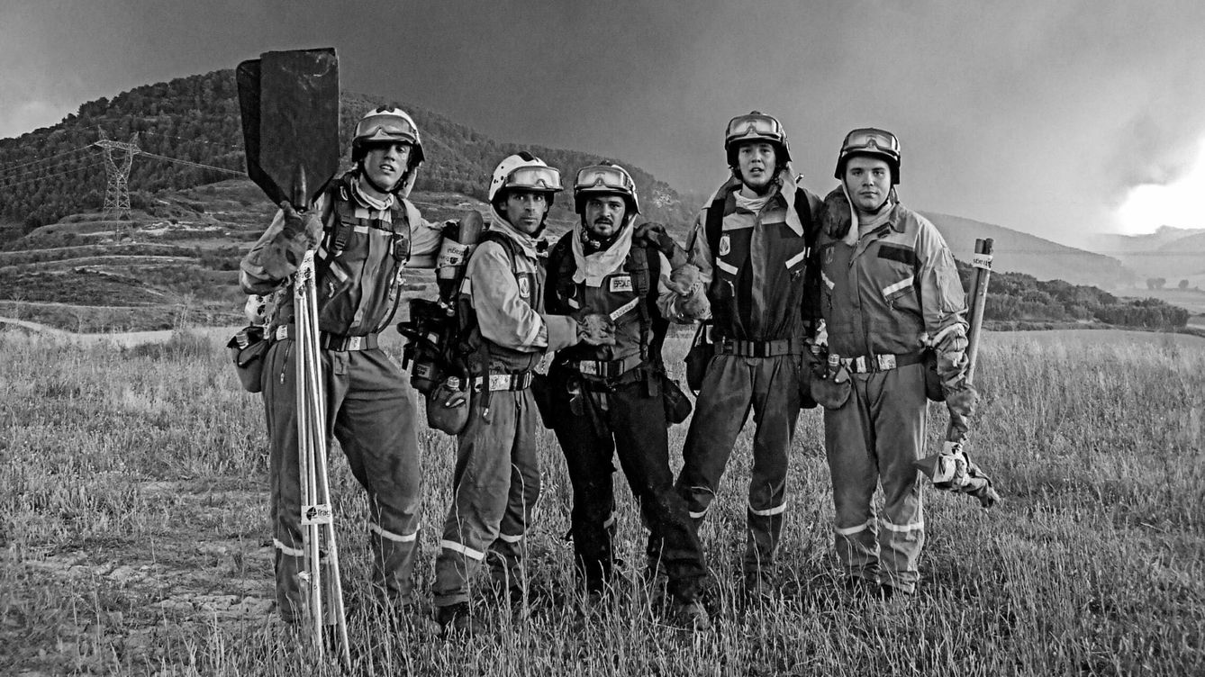 Foto: El equipo con el que trabaja el bombero Raúl Vicente, durante un incendio. (Cedida) 