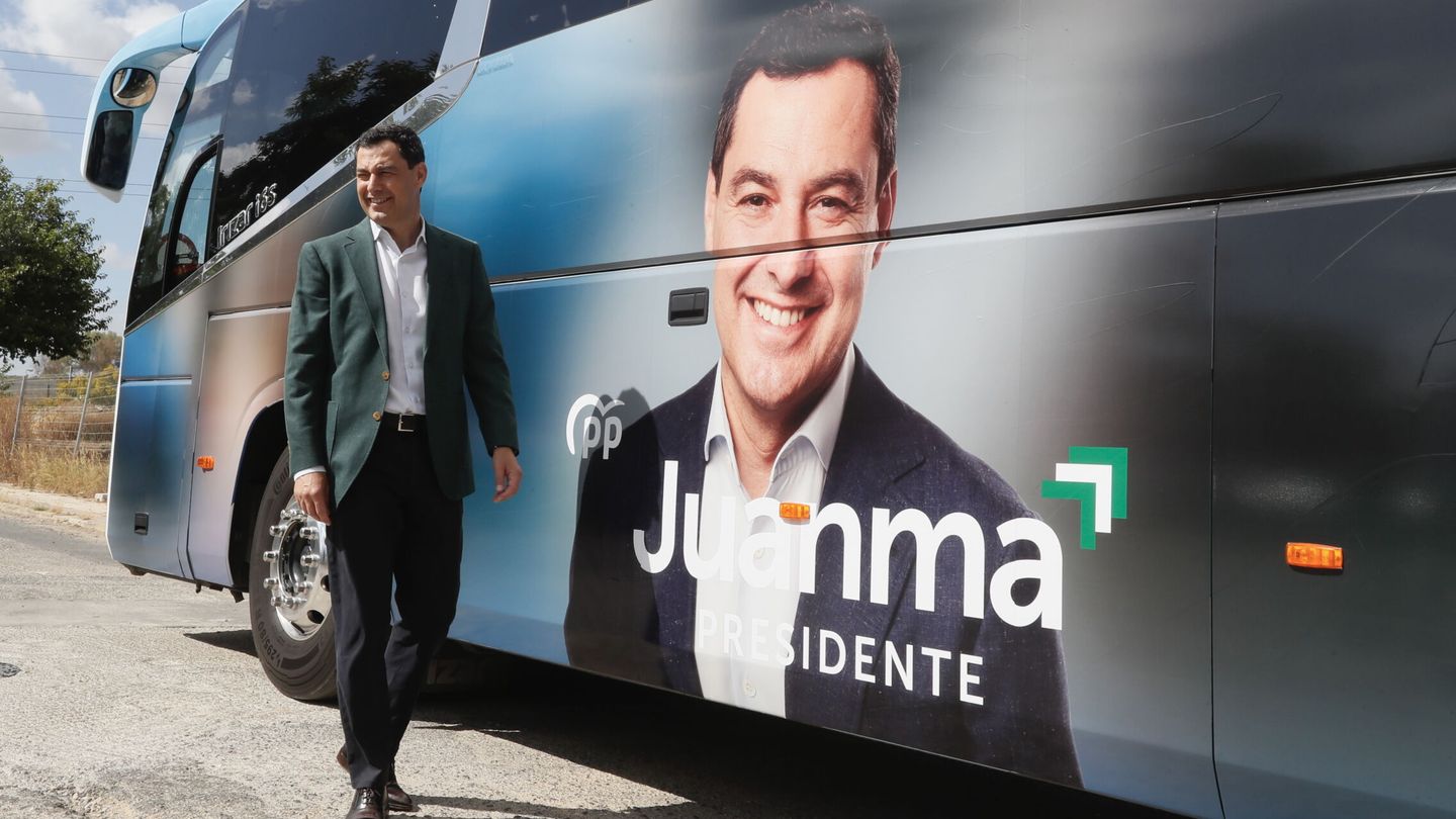 Juanma Moreno, junto al autobús de la campaña. (EFE/José Manuel Vidal)