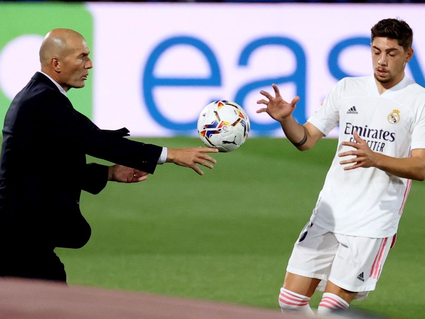 Zidane y Valverde, durante la pasada temporada. (EFE)