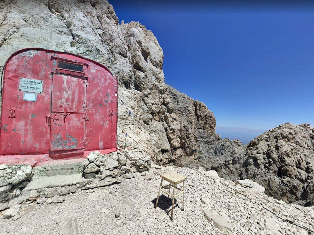 Foto: Vivac o refugio 'Bafile' en el pico del Gran Sasso a 2.669 metros de altura. (Google Earth)