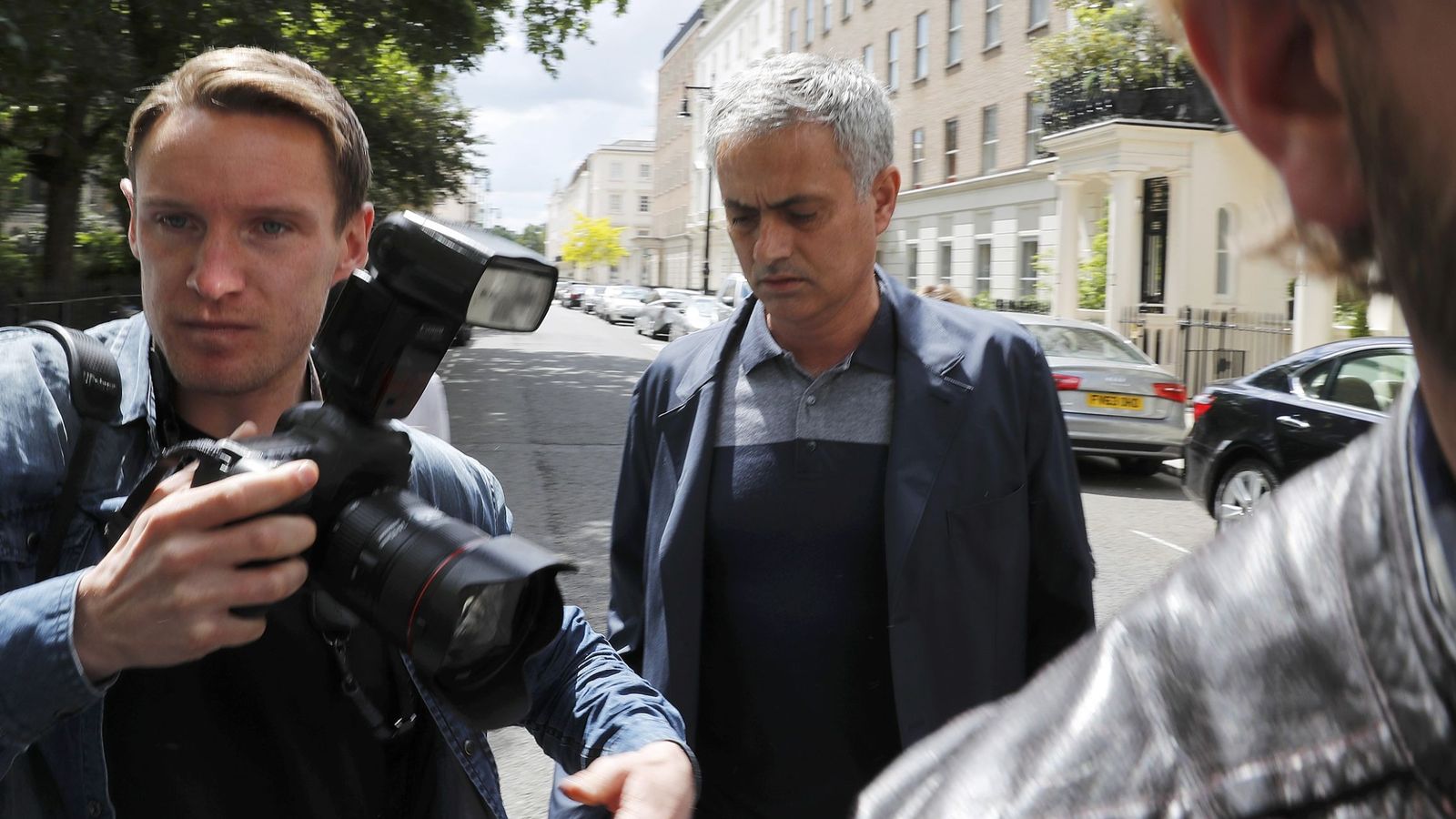 Foto: José Mourinho fue cazado por diferentes medios mientras hacia la mudanza con destino a Manchester (Reuters)