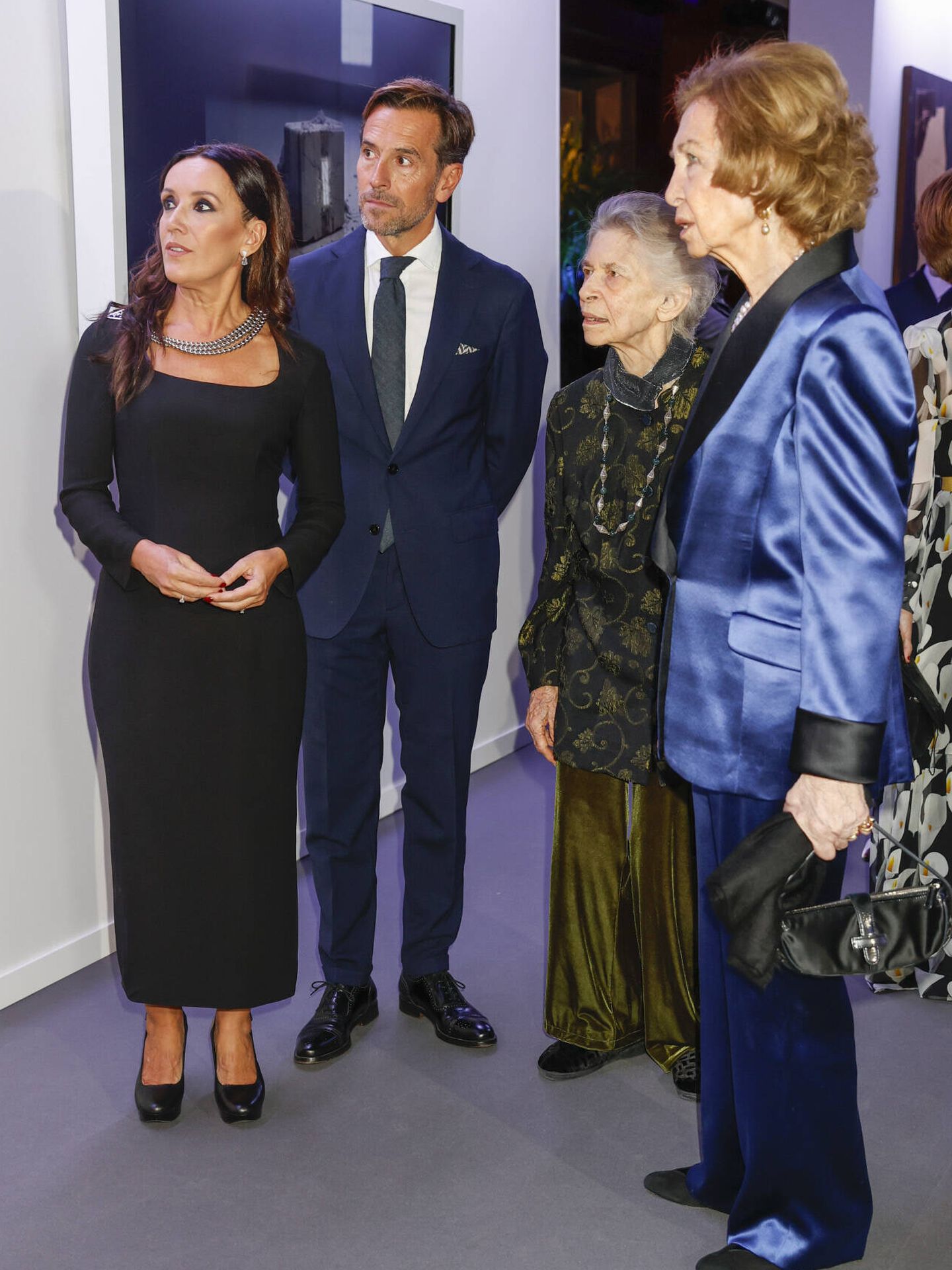 Doña Sofía e Irene de Grecia charlan con los asistentes a la gala de los Premios BMW de Pintura 2023. (Gtres)