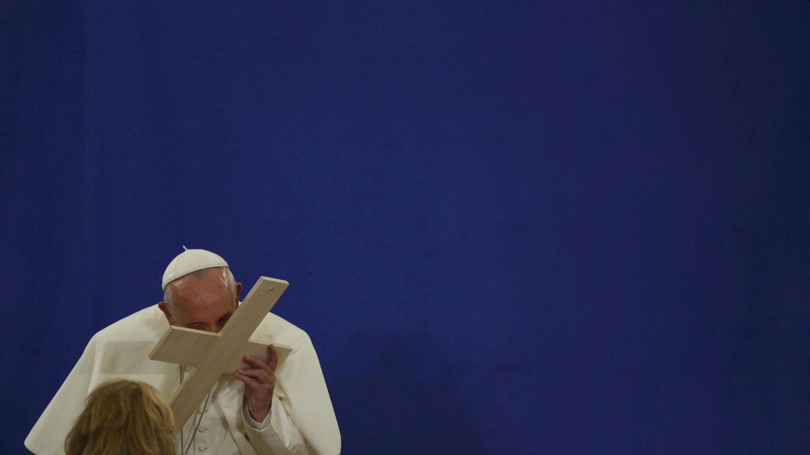 Foto: El Papa Francisco besa una cruz durante una ceremonia en Harlem, Nueva York, el 25 de septiembre de 2015 (Reuters).