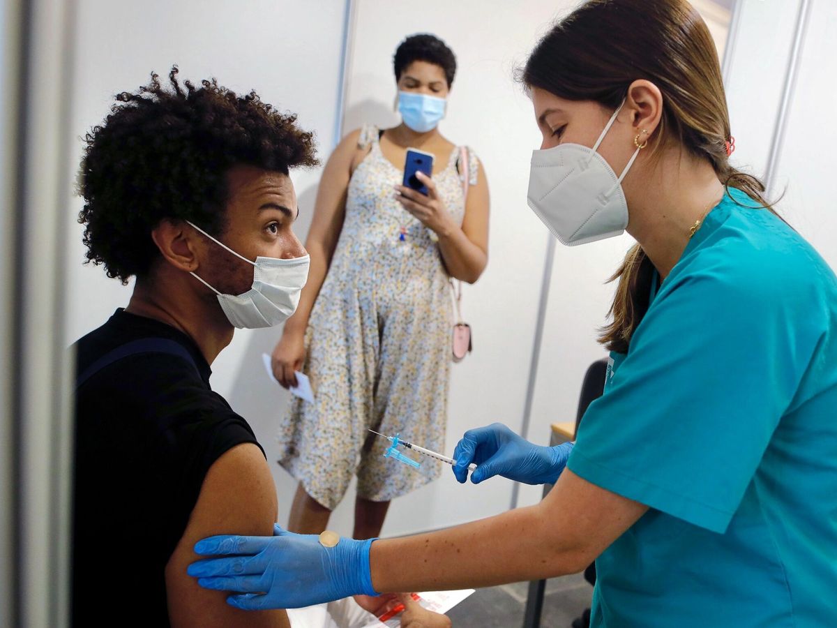 Foto: Una enfermera vacuna a un paciente en Castellón. (EFE)