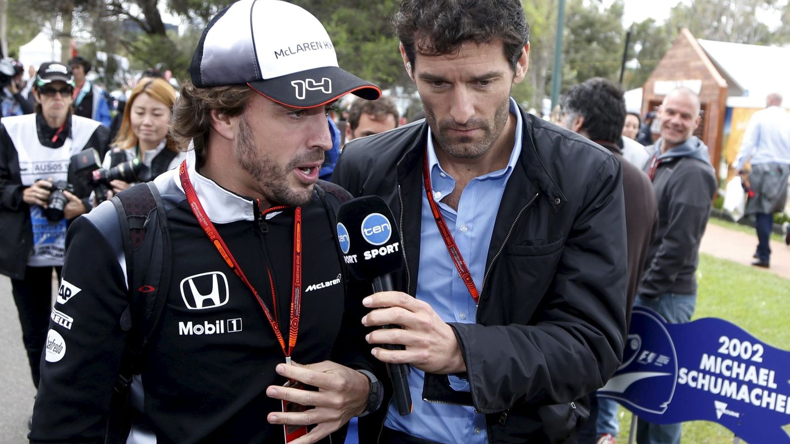 Foto: Fernando ALonso siendo entrevistado por... Mark Webber.