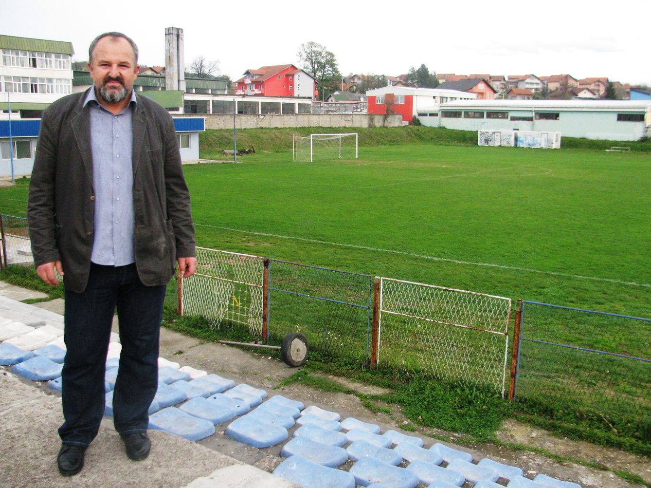 Fahrudin Sinanovic, periodista del diario local 'Dnevni Avaz', en el campo del FK Bosna (Foto: David Ruiz)
