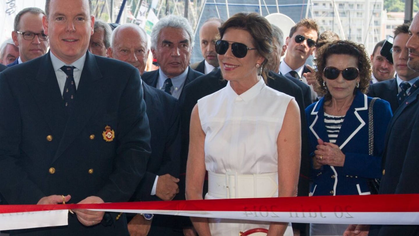 Elizabeth-Ann de Massy, con blazer azul y gafas, en un evento en Mónaco junto a sus primos Alberto y Carolina. (Principado de Mónaco/Cortesía)