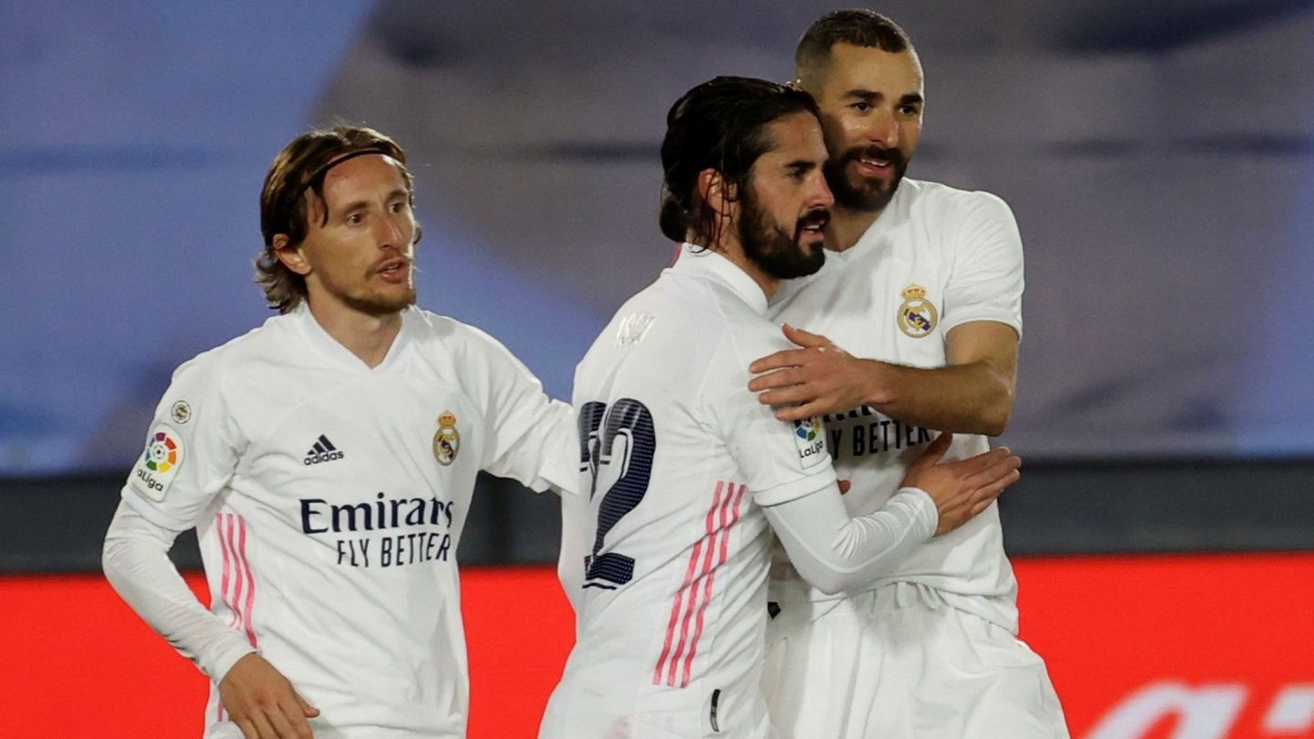 Benzema, Isco y Modric celebran un gol en diciembre pasado. (EFE)