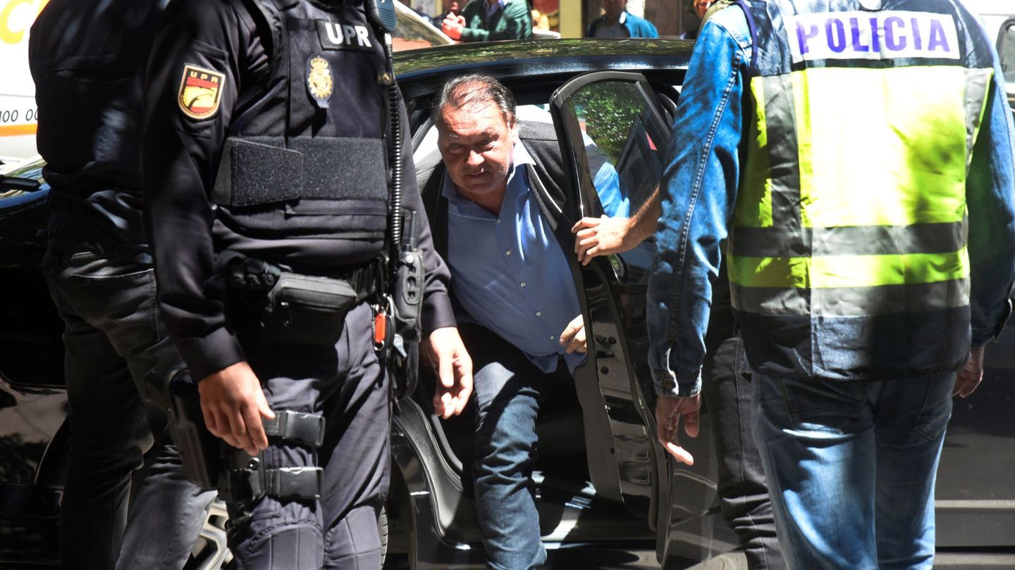El presidente del Huesca, Agustín Lasaosa, tras ser detenido por la Policía. (EFE)