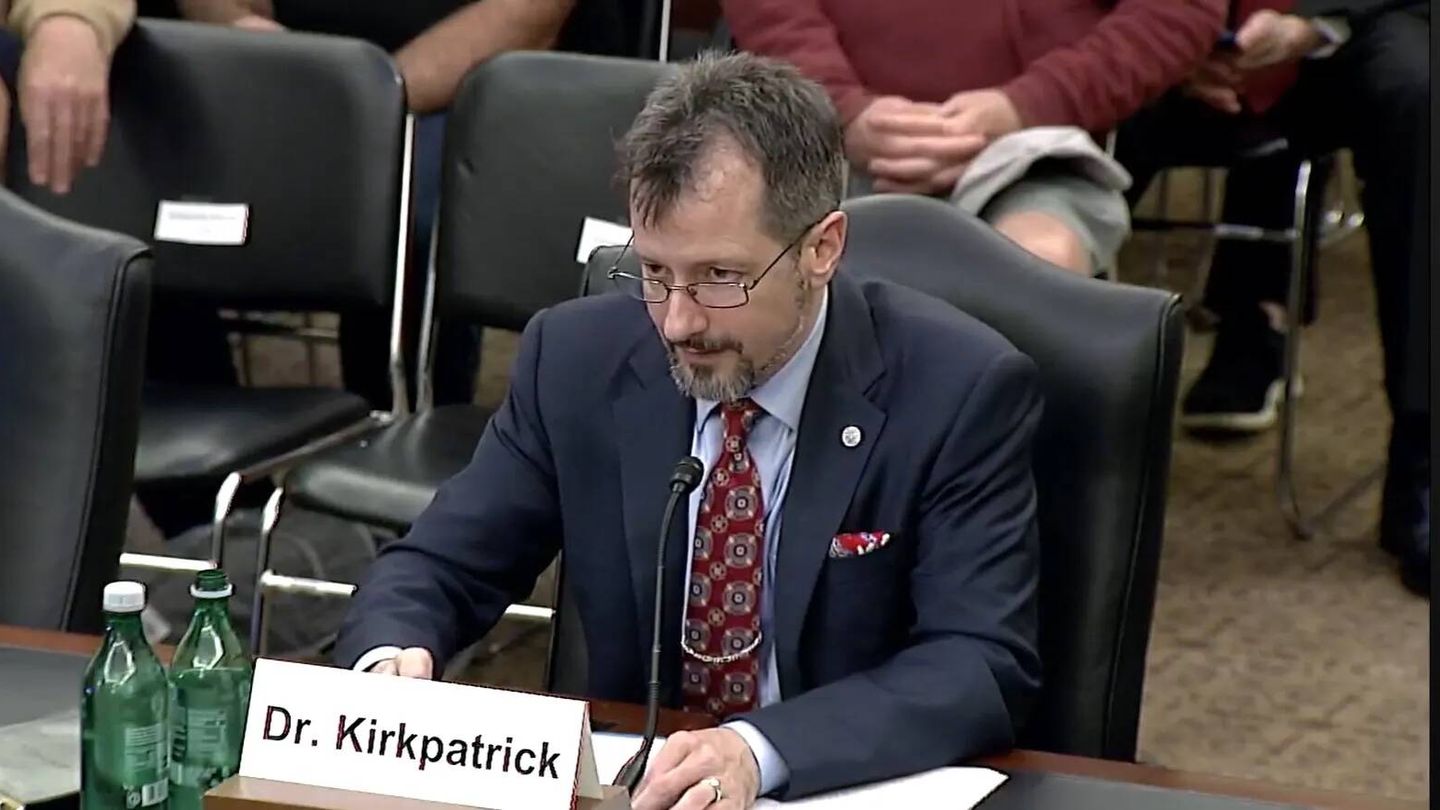 El Dr. Sean Kirkpatrick en su comparecencia ante el Senado de EEUU.