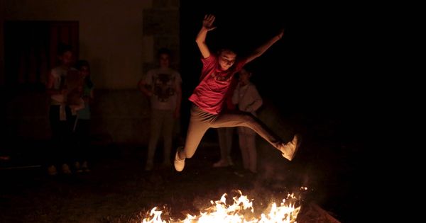 Foto: Una niña salta la hoguera en la noche de San Juan.