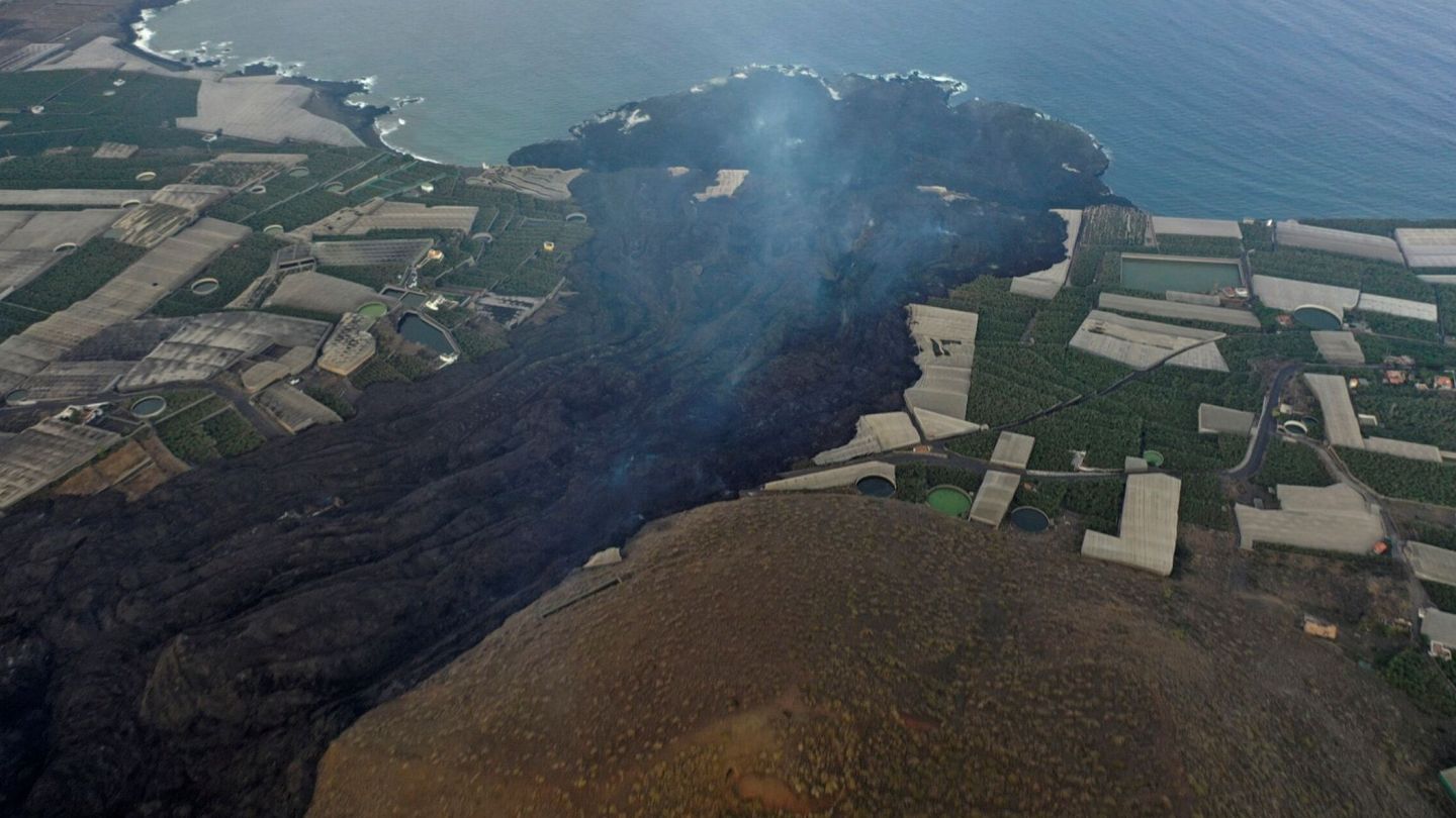 Vista aérea del delta o fajana creada por la llegada de la lava al mar. (EFE)