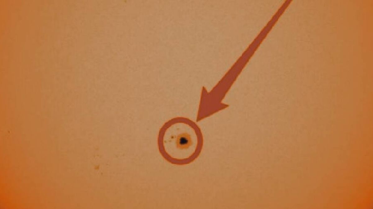 Vigilan una mancha en el Sol 4 veces más grande que la Tierra ante una potencial llamarada