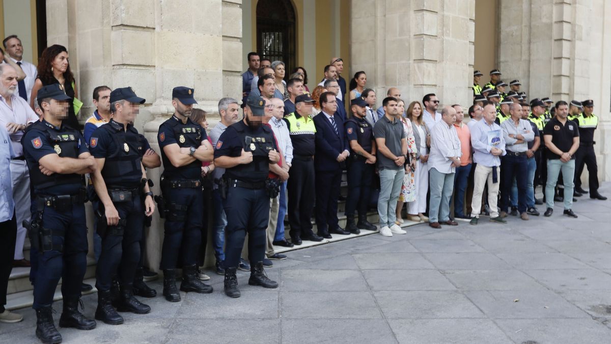 Concentración silenciosa en Marmolejo (Jaén) en memoria del policía fallecido en un acto de servicio en Andújar