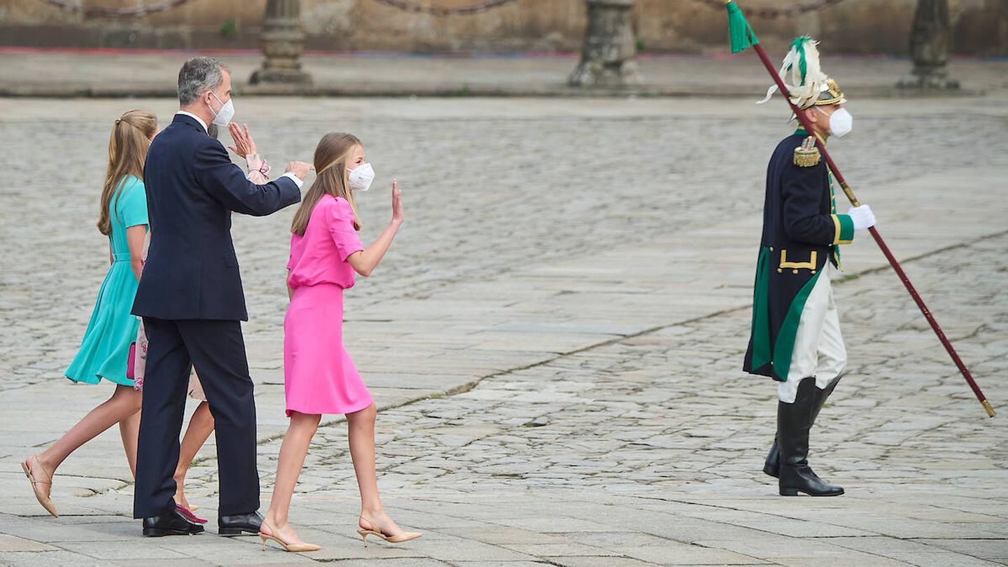 La familia real saluda a los presentes cuando se dirigen a la Catedral de Santiago. (Limited Pictures)