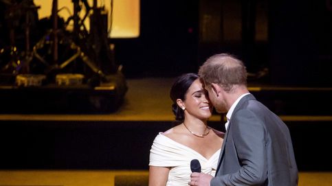 El look de Meghan, un beso, Archie... ¿y dardo a la reina? Noche gloriosa de los Sussex en La Haya