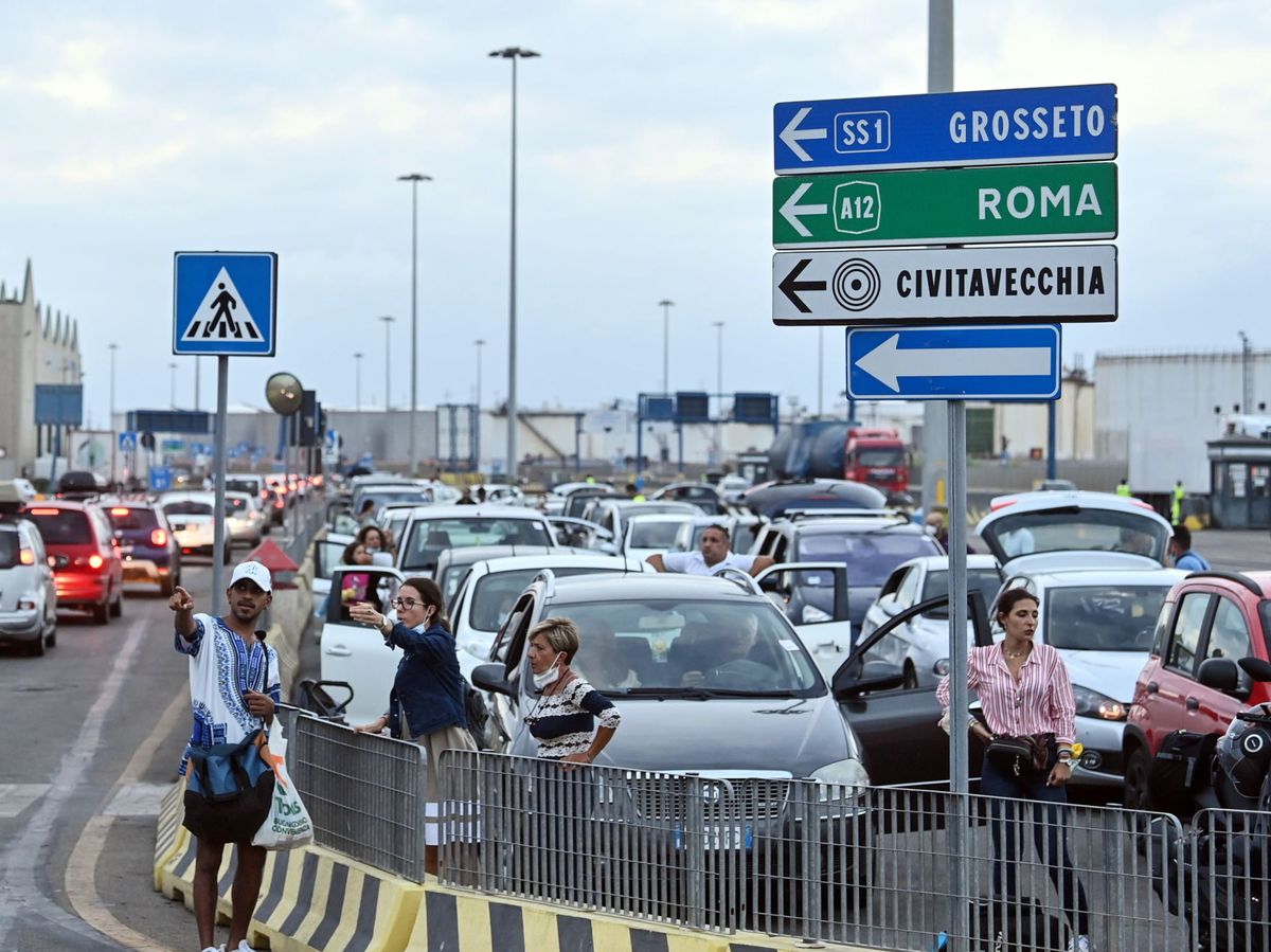 Foto: Turistas que vuelven de Cerdeña esperan en una cola de sesteo cerca de Roma. (EFE)