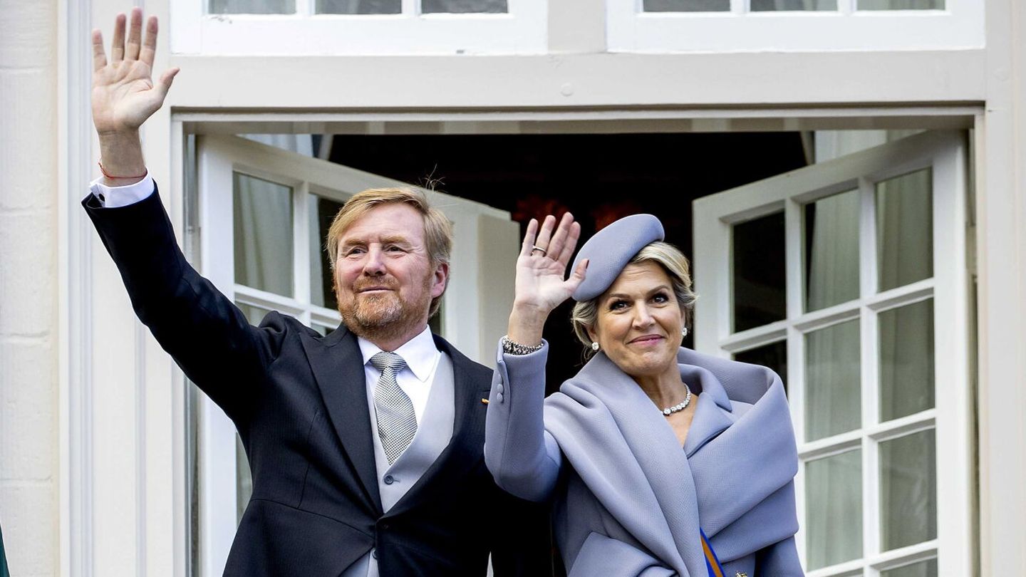 Guillermo Alejandro y Máxima de Holanda saludan desde un balcón del palacio de Noordeinde. (EFE/Koen Van Weel)