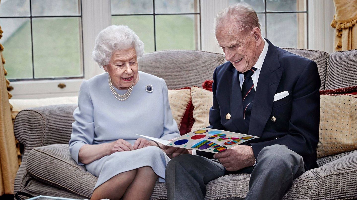 Isabel II y el duque de Edimburgo,  leyendo una tarjeta de sus bisnietos. (Palacio de Bukingham)