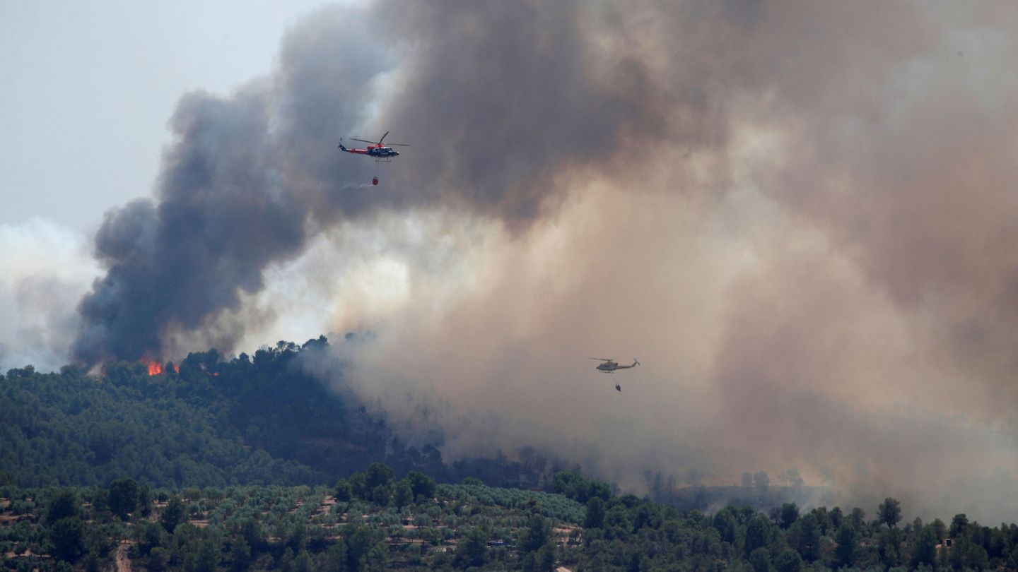 FILE PHOTO: Helicopters drop water over a forest fire during a heatwave near Bovera, west of Tarragona, Spain, June 27, 2019. REUTERS Albert Gea File Photo