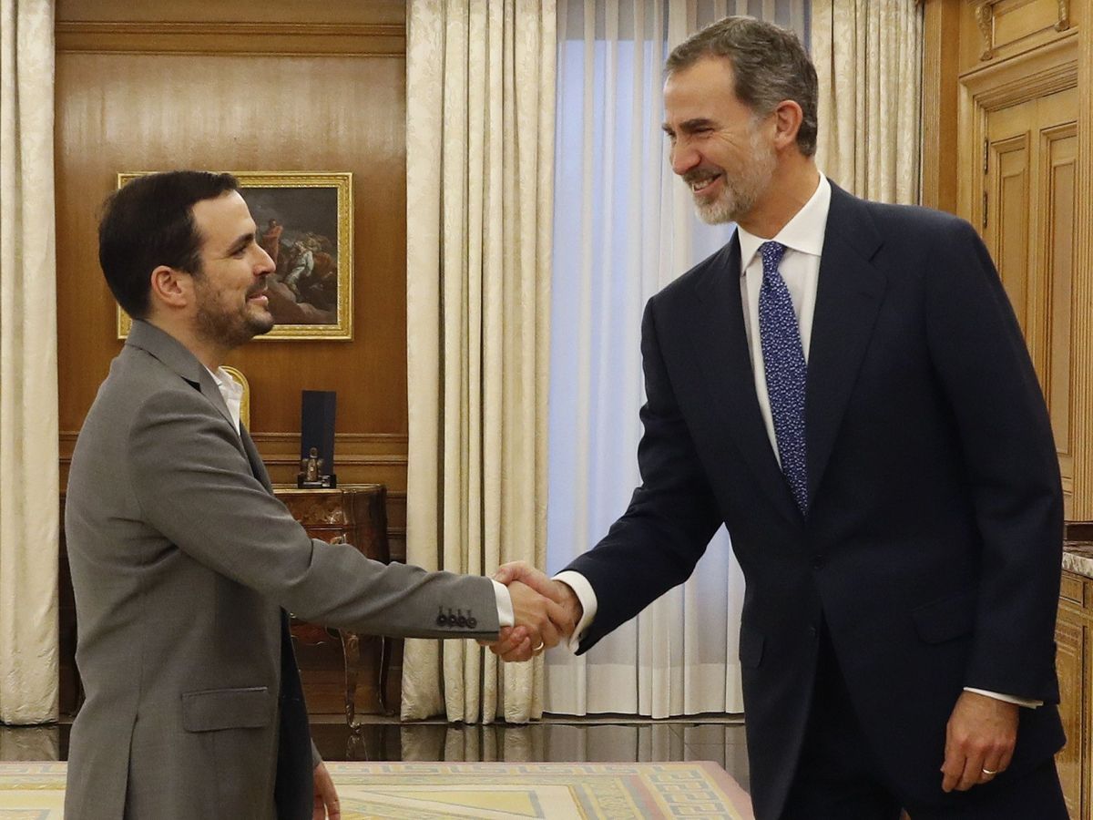 Foto: El rey Felipe VI (d) recibe al líder de IU, Alberto Garzón (i). (EFE)
