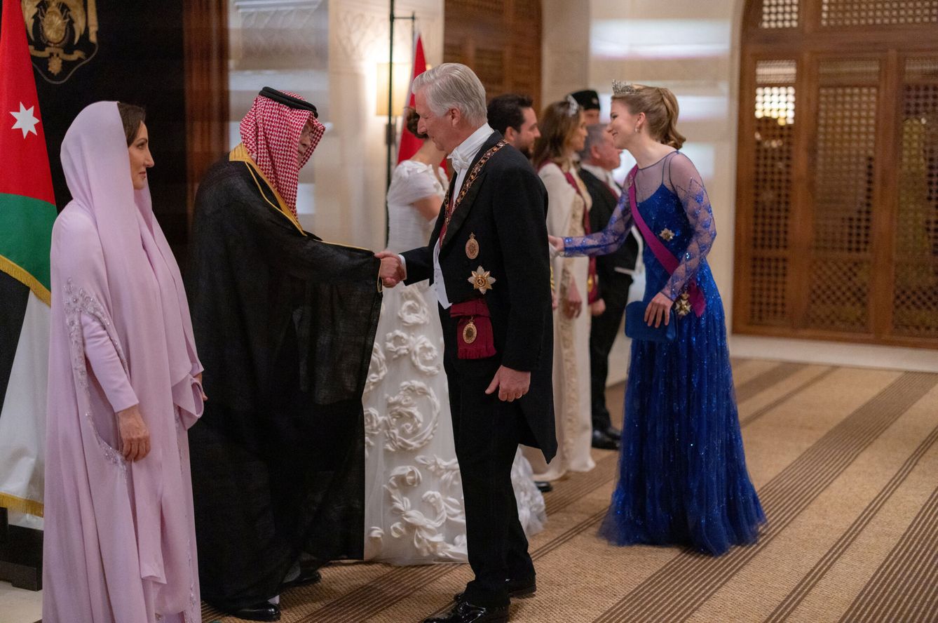 Los padres de Rajwa saludando al rey de Bélgica en la boda de su hija. (Reuters)
