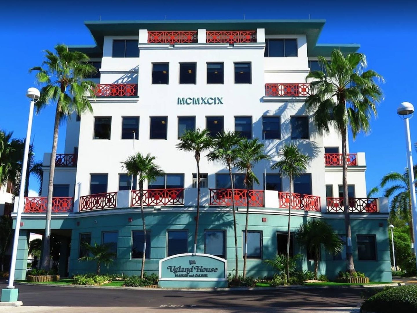 El esquema accionarial de Anticipa (Blackstone) culmina en este edificio de las Islas Caimán tras pasar por Luxemburgo. (Google)