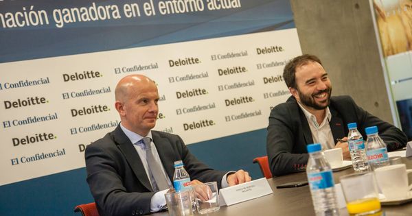 Foto: Tomás de Heredia, socio de Financial Advisory de Deloitte, y Carlos Hernanz, de El Confidencial. (Foto: Jorge Álvaro)