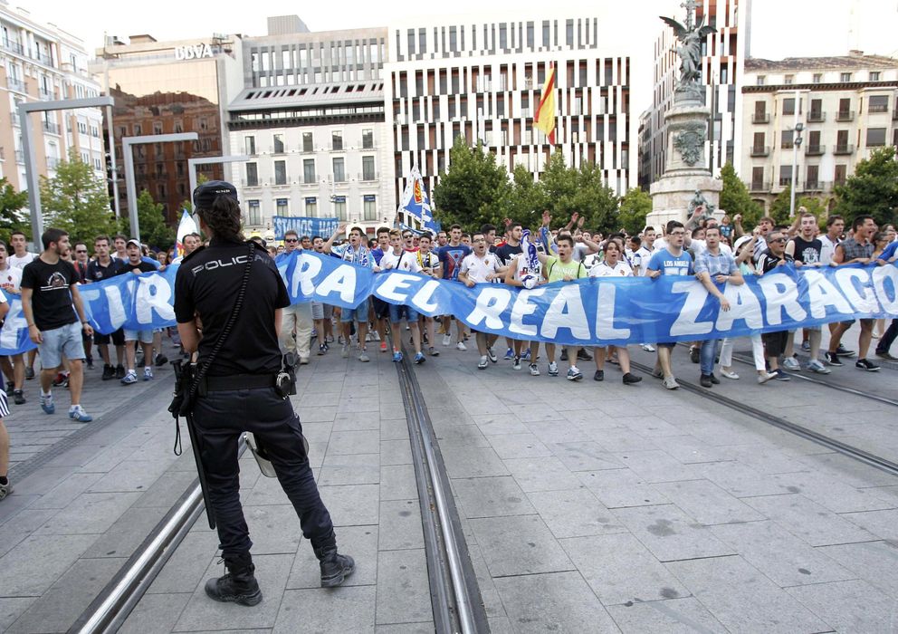 Foto: Varios miles de aficionados reivindican un futuro para el Real Zaragoza (Efe).