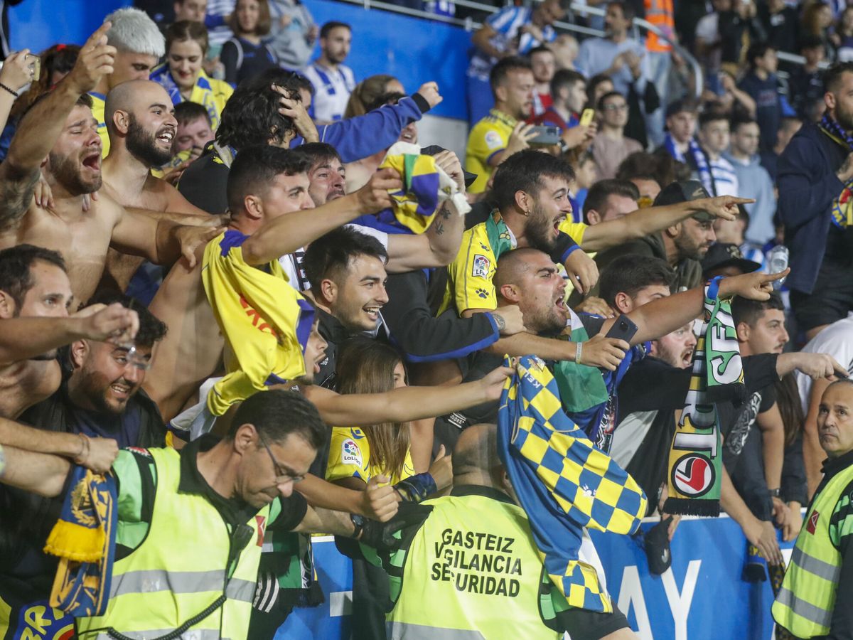 Foto: Aficionados del Cádiz celebran en un encuentro contra el Alavés en Vitoria. (EFE/David Aguilar)